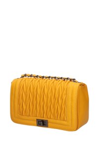 Borsa a tracolla gialla in pelle con design trapuntato, dotata di una catena e finiture nere. Il pannello laterale è liscio con dettagli cuciti.