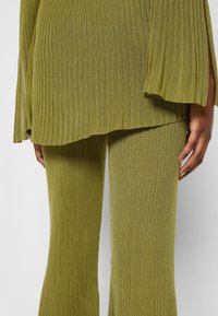 Cult Gaia Pantalon classique - green
