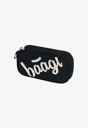 Schwarzes Federmäppchen aus Stoff mit einem weißen, geschwungenen Logo. Das Mäppchen hat einen Reißverschluss und eine lila Zuglasche. Rechteckige Form.