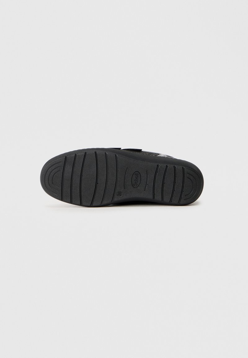Suola di scarpa in gomma nera con motivo di battistrada testurizzato e logo del produttore; include le indicazioni delle taglie e dettagli per la presa e la stabilità.
