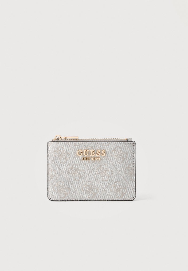 Ασημένια θήκη καρτών Guess με φερμουάρ, με ανάγλυφο μοτίβο λογότυπου και χρυσά γράμματα "GUESS EST 1981" στην πρόσοψη.