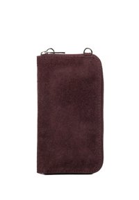 Fioletowy portfel zamszowy z zamkiem błyskawicznym, zaokrąglonymi narożnikami, dwoma metalowymi pierścieniami na górze i miękką, teksturowaną powierzchnią.