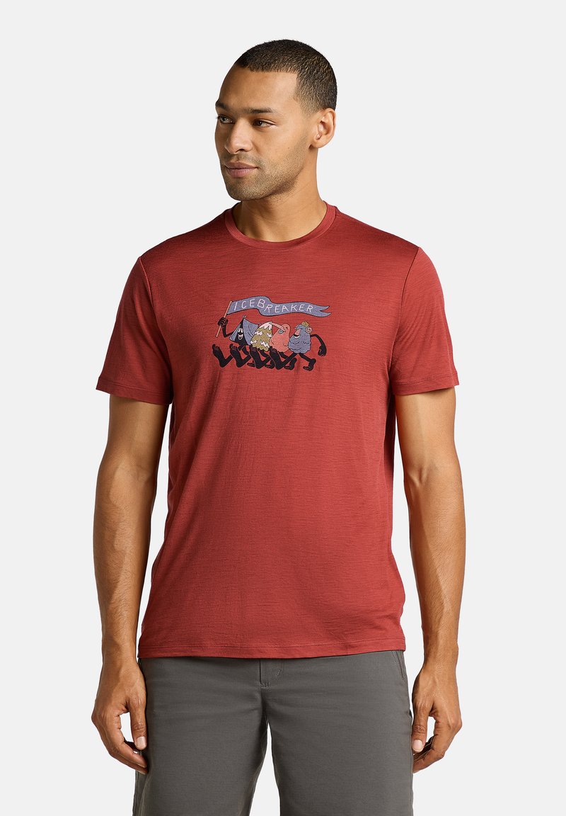 Rotes T-Shirt mit kurzen Ärmeln aus weichem Material, bedruckt mit einem Cartoon-Motiv von Bergfiguren und einem Banner mit der Aufschrift "Icebreaker".