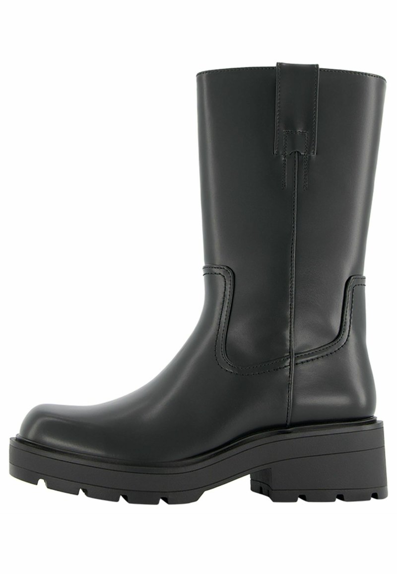 Stivali alla caviglia in pelle nera con suola in gomma spessa. Presentano una punta rotonda e dettagli di cucitura discreti sui lati e sul tallone.