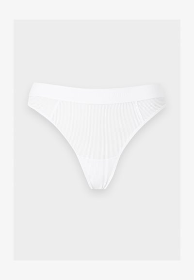 String femme en tissu côtelé blanc avec taille élastique, présenté à plat sur un fond clair.