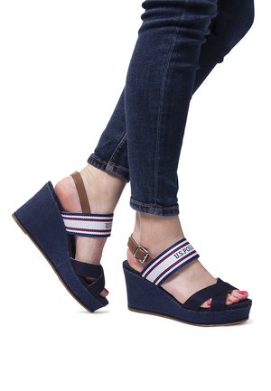 Sandali wedge blu navy con tomaia in tessuto testurizzato, con cinturini incrociati, cinturino alla caviglia regolabile e fascia elastica a righe con il logo "U.S. Polo."
