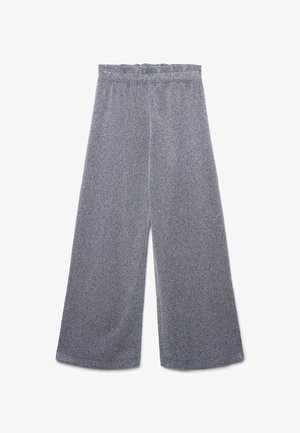 Szare spodnie o szerokich nogawkach, wykonane z miękkiego, strukturalnego materiału. Posiadają elastyczny pasek w talii oraz luźny krój z prostymi bokami i bez widocznych wzorów.