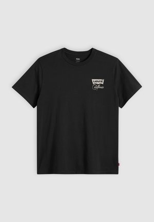 Mustat puuvillapaidat, joissa on lyhyet hihat, pyöreä kaula-aukko ja etupuolella vasemmalla rinta-taskussa grafiikka, jossa lukee "Levi's California" valkoisella ja kullalla.