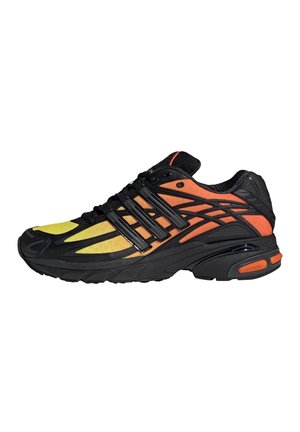 Herre atletisk sneaker med gul og orange mesh overdel, sort sål og sorte understøttende overlays og snørebånd, vist fra siden.