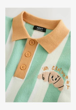 Zaļas un baltas svītras polo krekls ar oranžu apkakli, trim brūnām pogām un izšūtu kruasāna dizainu ar tekstu.