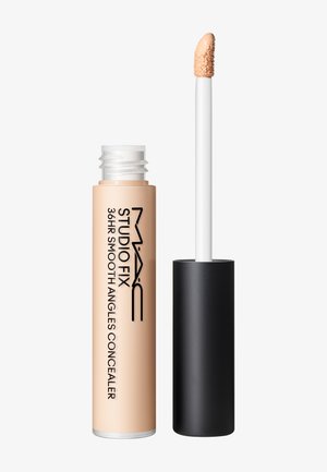 MAC Studio Fix 36HR Smooth Angles Concealer med applikatorstav, hvor der vises beige concealer på spidsen mod hvid baggrund.