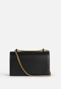 Borsa a spalla in pelle nera con tracolla in catena oro, forma rettangolare, texture liscia e design minimalista. Presenta un unico scomparto.