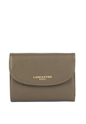 Portefeuille en cuir brun texturé avec rabat incurvé et logo doré "Lancaster Paris" centré à l'avant.