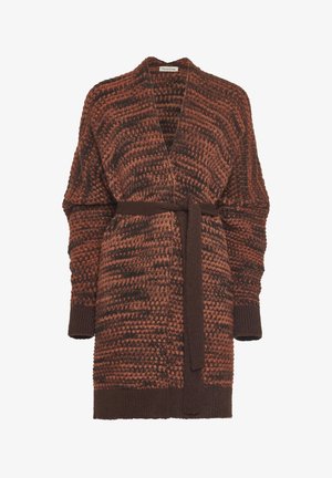 Cardigan en tricot dans des tons de brun chaud avec une taille ceinturée, une ouverture à l'avant et un motif texturé. Équipé de manches longues et de poignets côtelés.