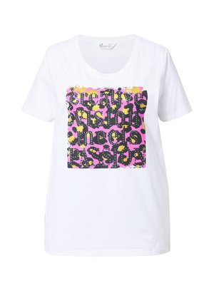 Bílý bavlněný tričko s krátkými rukávy, které má čtvercový grafický motiv v růžové, černé a zlaté barvě s textem "kreativní vize potřebuje vášeň".