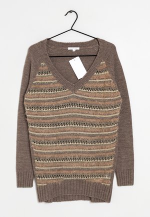 Maglione marrone a collo a V con motivo a righe orizzontali in beige, crema e nero, appeso a una gruccia nera con un'etichetta bianca.