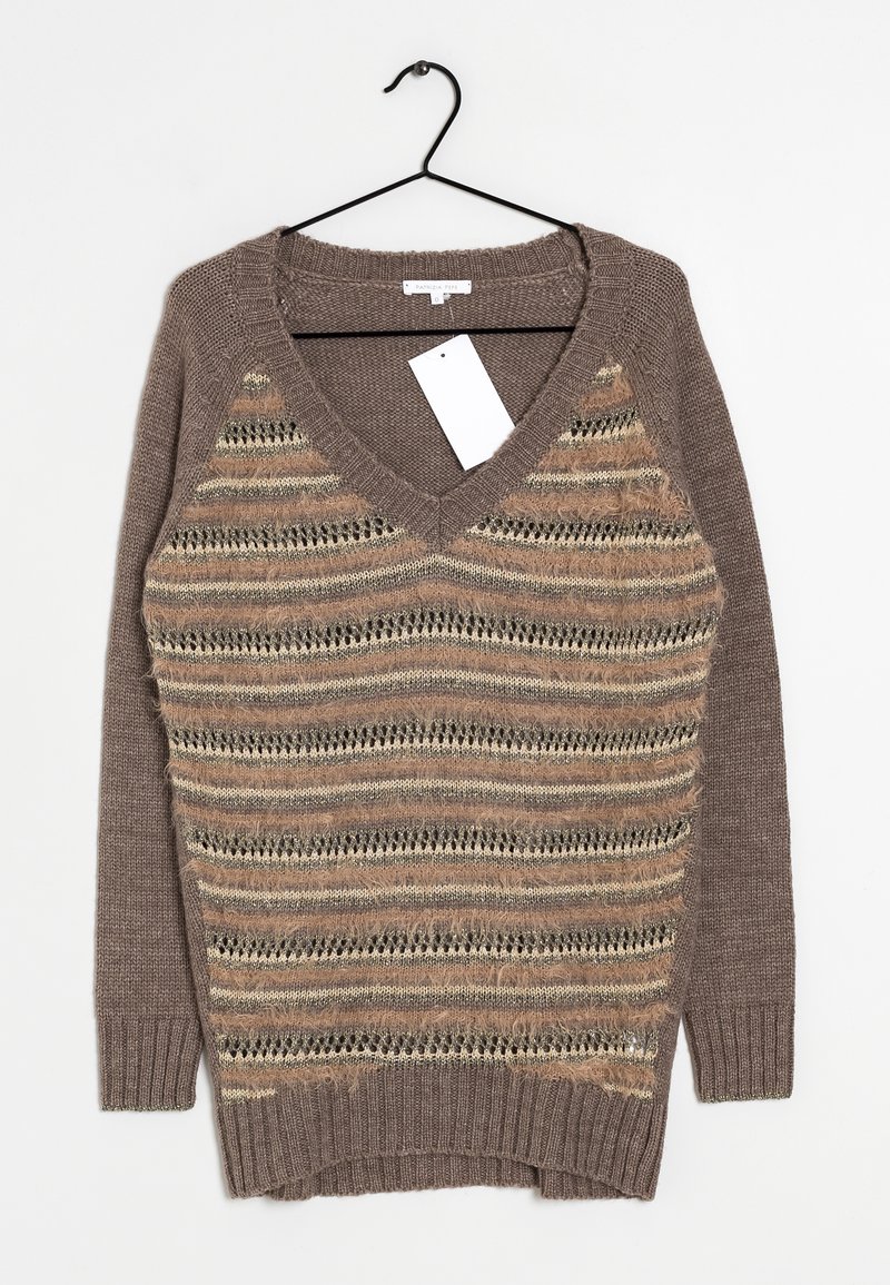 Suéter marrón de punto con escote en V y patrón de rayas horizontales en beige, crema y negro, colgado en una percha negra con una etiqueta blanca.