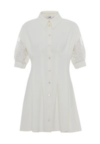 Robe blanche à manches courtes bouffantes et boutonnée sur le devant, ornée d'accents en dentelle brodée. Texture lisse et silhouette en A.