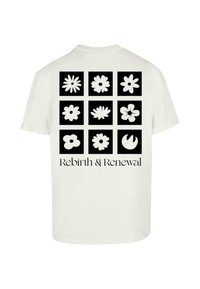 Hvid t-shirt med en ryggrafik, der viser et gitter af ni sorte firkanter, hver med et unikt blomsterdesign. Teksten lyder "Genfødsel & Fornyelse."