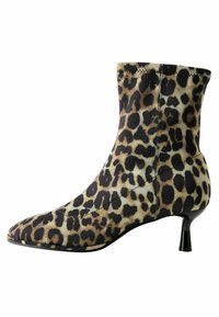 Stivale alla caviglia con stampa leopardata realizzato in tessuto liscio, dotato di punta affusolata e tacco nero sottile, con una vestibilità aderente attorno alla caviglia.