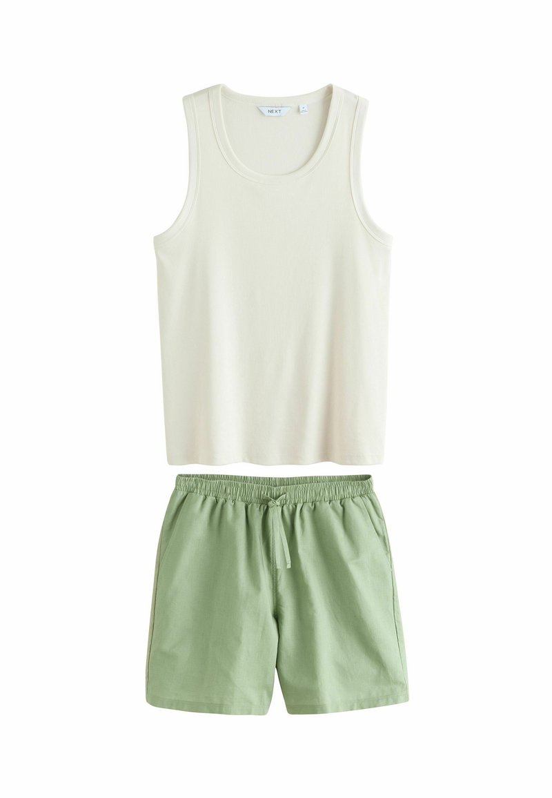 Lys beige ribbet tanktop med en rund halsudskæring, parret med grønne shorts med snortræk og elastisk talje. Enkel design og blød tekstur.