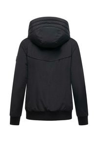 Zwarte hooded jacket met een gewatteerde capuchon, ribgebreide manchetten en zoom. Zachte textuur met een subtiele glans en een enkele naad aan de achterkant.