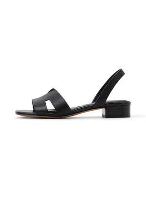 Zwarte lederen sandalen met twee brede banden en een open teen. Lage blokhak, minimalistisch ontwerp en een gladde textuur.