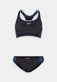 Fekete, kétrészes fürdőruha, racerback toppal, világoskék díszítéssel és kék grafikai elemekkel, valamint illeszkedő, alacsony derekú bikini alsóval.