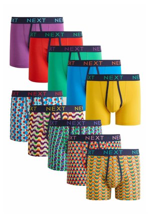 Neun Paar Herrenboxershorts in einfarbigen und geometrischen Mustern, jeweils mit einem dunklen Bund, der "NEXT" in verschiedenen Farben trägt.