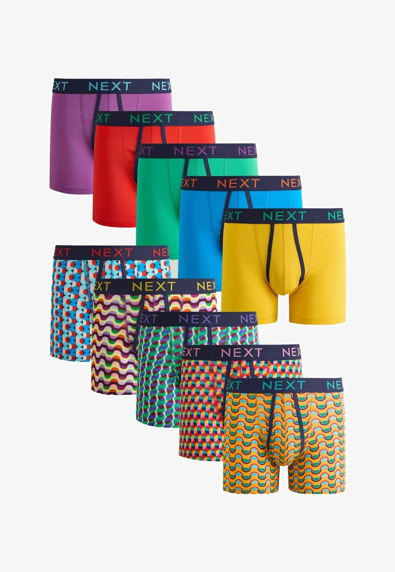 Neuf paires de boxers pour hommes en couleurs unies et motifs géométriques, chacune avec une ceinture sombre portant l'inscription « NEXT » en différentes couleurs.