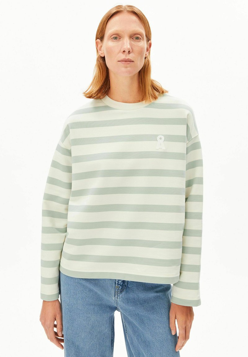 Gestreifter Pullover in Hellgrün und Creme, mit langen Ärmeln, Rundhalsausschnitt und einem kleinen bestickten Banddetail auf der Brust.