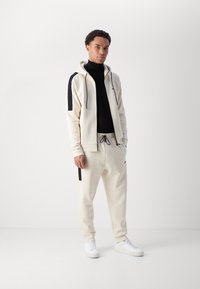 BOSS TRACKSUIT SET - Tepláková súprava - open white