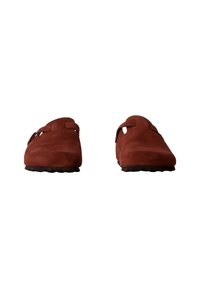 Brune suede slip-on sko med runde tæer, der har to sideudskæringer og en struktureret gummisål for bedre greb.