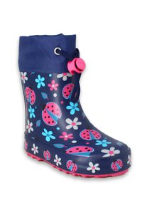 Rubberen regenlaars met een marineblauwe basis, versierd met roze lieveheersbeestjes en kleurrijke bloemen; inclusief een blauwe stoffen manchet en een roze trekkoord.
