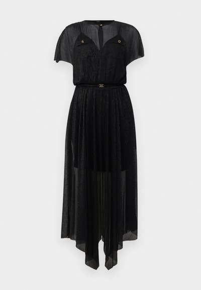 Robe noire en tissu léger et transparent avec une texture plissée. Elle présente des manches courtes, une ceinture et deux poches poitrine avec des accents dorés.