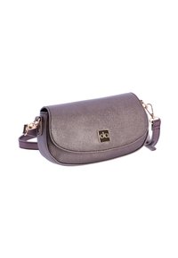 Bolso bandolera metálico morado con acabado texturizado, detalles en oro y cierre de solapa curva. Incluye correa ajustable.