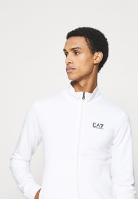 EA7 Emporio Armani Cipzáras pulóver - white