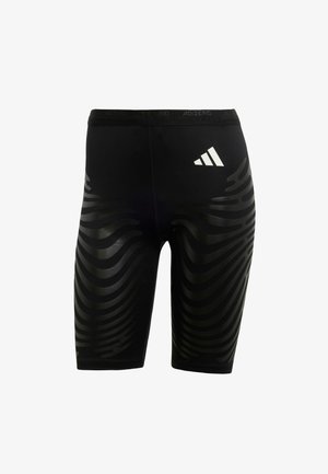 Svarta träningsshorts med en strukturerad design som har vågiga ränder. Vitt logotyp på midjebandet, tillverkade av fuktavledande material.