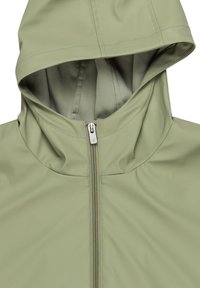 Vaaleanvihreä hupullinen takki, jossa on sileä, mattapinta. Varustettu edessä olevalla vetoketjulla ja ommelluilla yksityiskohdilla hupun ja kauluksen ympärillä.