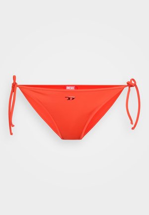 Rød bikinitruse laget av glatt stoff, med snøring på begge sider og en liten metalllogo foran. Klassisk snitt og minimalistisk design.