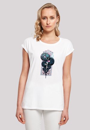 Weißes T-Shirt mit kurzen Ärmeln, das ein schwarzes Schlangendesign mit aufwändigen blauen und pinken Details zeigt, zentriert auf einem dekorativen Hintergrund.