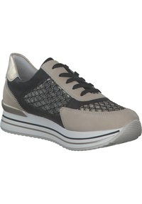 Sneaker sportivo in pelle beige e nera con accenti in rete, lacci piatti, dettaglio metallico sul tallone e suola in gomma testurizzata con strisce bianche.