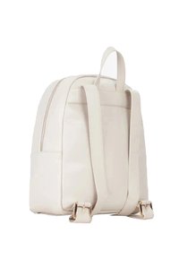 Zaino in ecopelle beige con due spallacci regolabili, una maniglia superiore e un scomparto principale con cerniera. Texture liscia e design minimale.