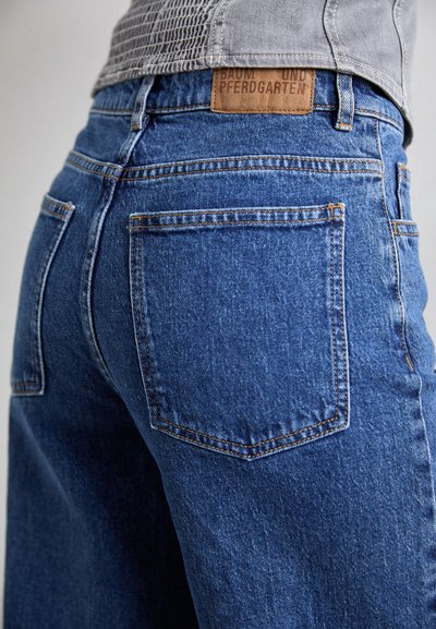 Baum und Pferdgarten NINI - Brīva piegriezuma džinsi - classic blue denim