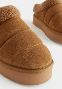 Next REGULAR FIT - Pantolette flach - tan brown