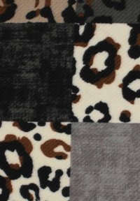 Patchwork-Textil mit Leopardenmuster in Beigetönen, Braun und Schwarz auf einem cremefarbenen Hintergrund, neben grauen und dunkel gemusterten Abschnitten.
