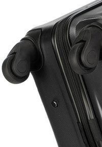 Zwarte, gestructureerde harde kofferhoek met twee zwenkwielen en ritsdetails, met een gladde afwerking en een minimalistisch ontwerp.