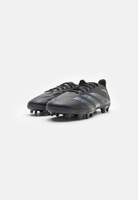 Scarpe da calcio nere con una parte superiore texturizzata, caratterizzate da tre strisce blu lateralmente e tacchetti neri in gomma per la trazione.