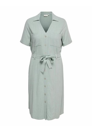 Lichtgroene jurk met korte mouwen tot op de knie, met kraag, knopen aan de voorkant, twee borstzakken en een stoffen ceintuur die in de taille is gestrikt.