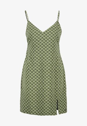 Robe verte à motifs avec des fines bretelles, décolleté en V et fente sur le côté. Présente un design géométrique dans des nuances variées de vert et de blanc.